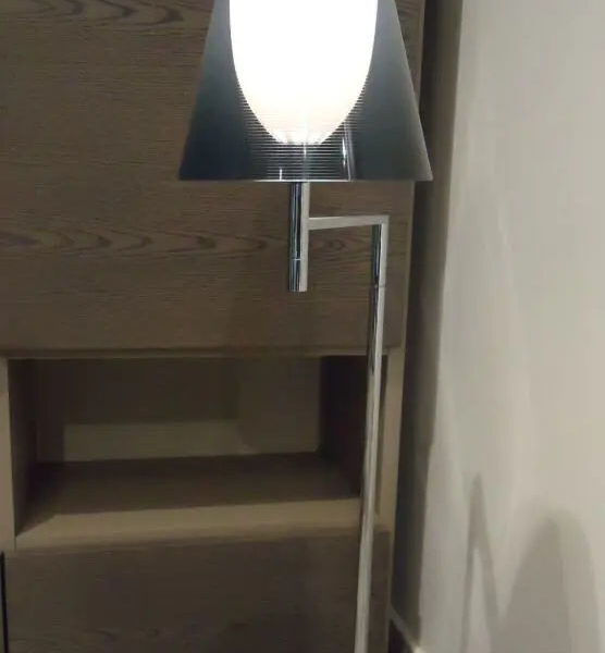 Ktribe F1 Lampada da lettura a luce diffusa, un pulsante sotto al cappello consente la regolazione