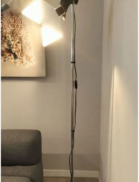 Triedro è una lampada da terra con paralume in metallo verniciato bianco lucido che rievoca le lampa