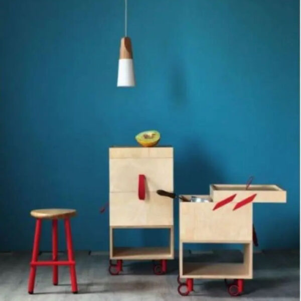 Opè carrello alto in multistrato di legno è dedicato alla cucina, attrezzato con tagliere estraibile