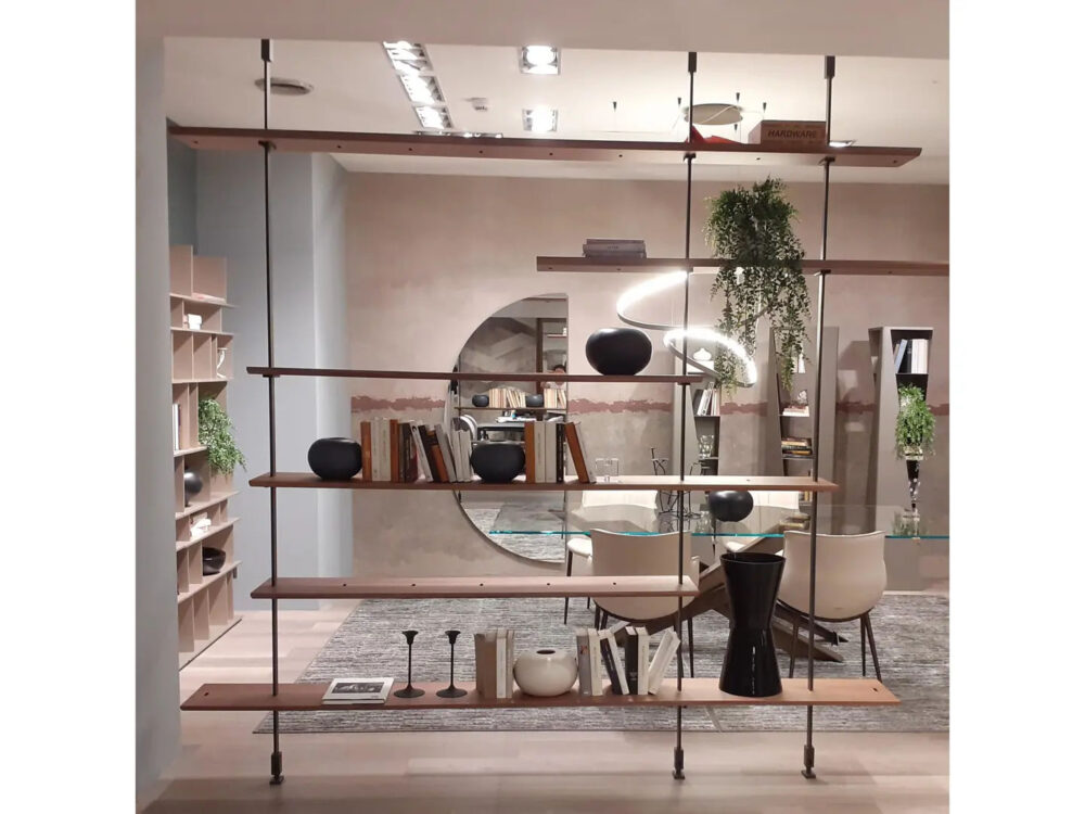 AIRPORT Libreria divisoria o a parete con montanti a soffitto neri e ripiani Noce Canaletta L.160/