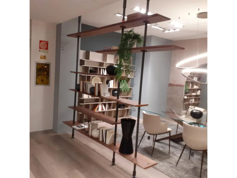 AIRPORT Libreria divisoria o a parete con montanti a soffitto neri e ripiani Noce Canaletta L.160/
