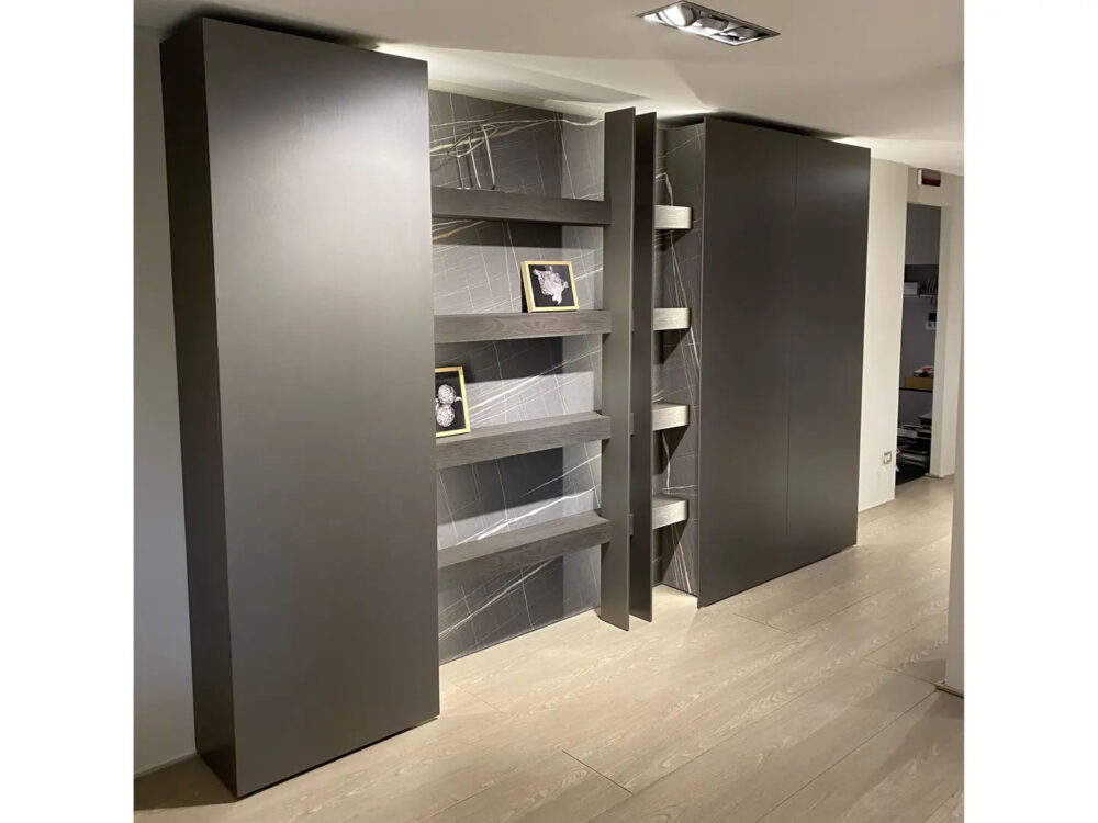 Composizione living  Mh6 con ante sporgenti  e  boiserie Brera.Colonne  e  montanti boiserie laccato