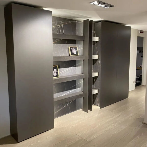 Composizione living  Mh6 con ante sporgenti  e  boiserie Brera.Colonne  e  montanti boiserie laccato