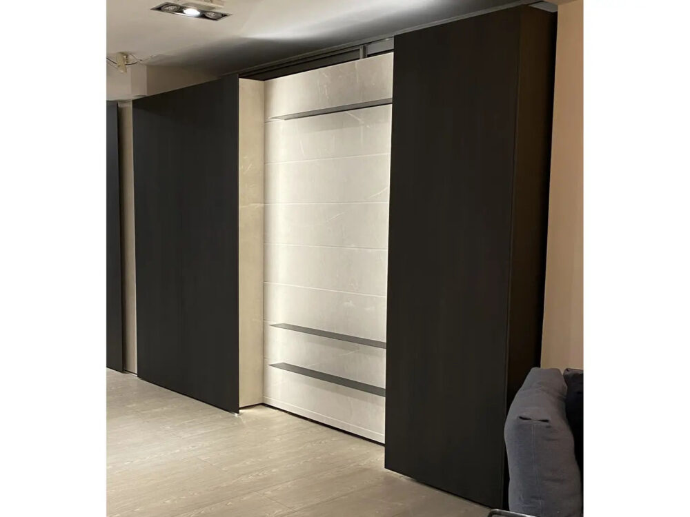 Composizione MH6 living  con ante sporgenti e boiserie.Colonne in finitura milltech vintage est , bo