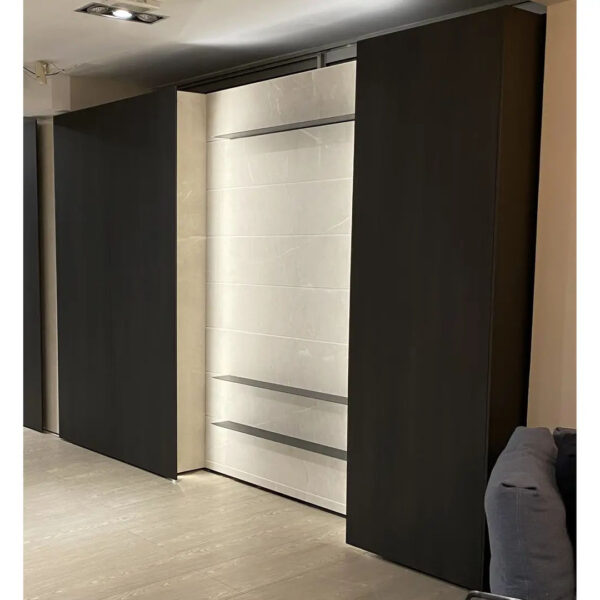 Composizione MH6 living  con ante sporgenti e boiserie.Colonne in finitura milltech vintage est , bo