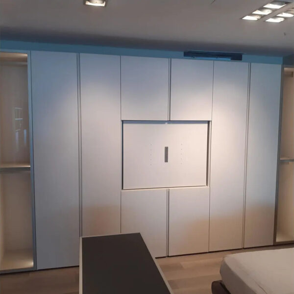 Armadio ante battenti , con  elemento Odeon TV. Finitura esterna Sand Opaco mentre le due ante ester